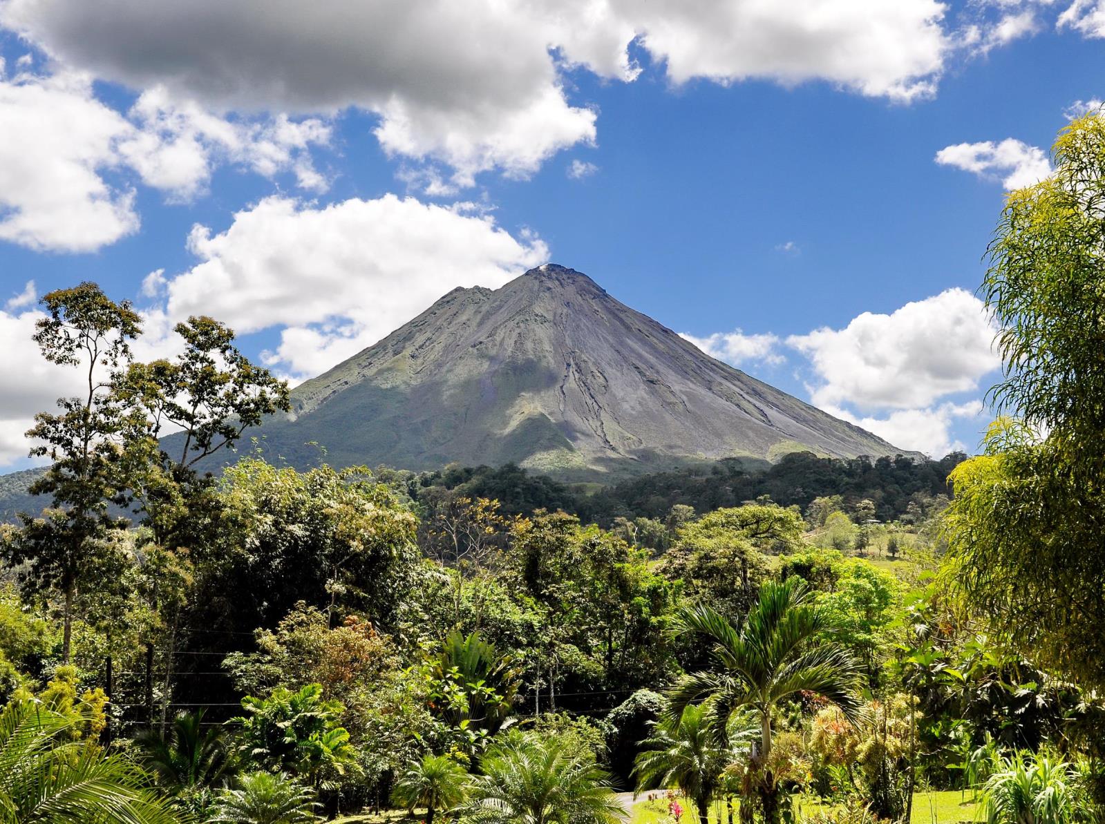 image of volcano in Costa Rica